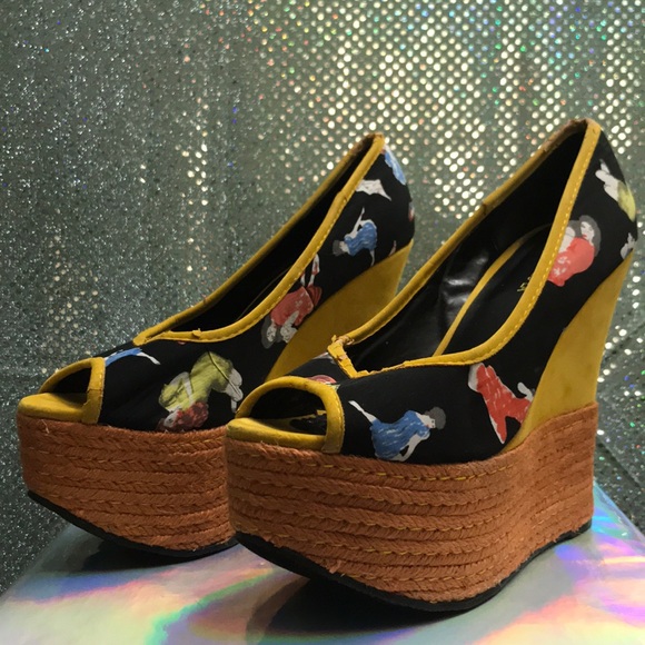 BANANA REPUBLIC LA Pin-Up Doll Babes Wedges - Picture 1 of 8